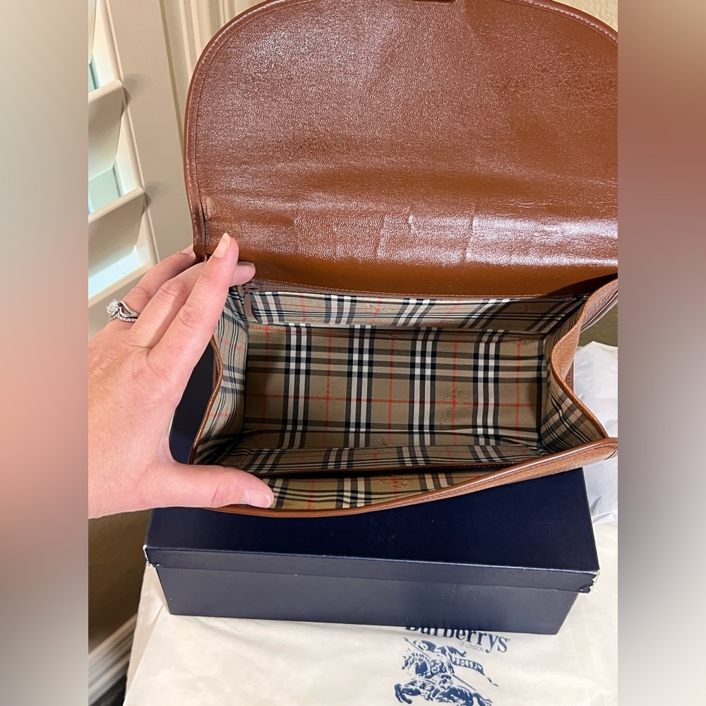 Vintage Burberrys Brown Leather Bag with Plaid Lining - Picture 6 of 16